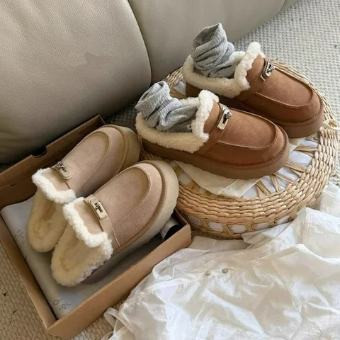 Women's Fur Platform Mule Slippers Closed-Toe Winter Plush Lined Metal Accent Non-Slip Shoes
