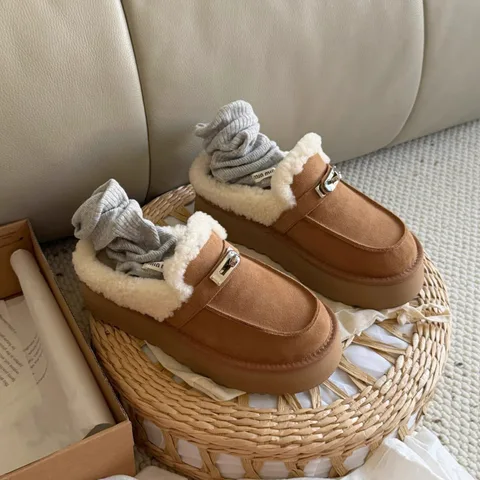Women's Fur Platform Mule Slippers Closed-Toe Winter Plush Lined Metal Accent Non-Slip Shoes