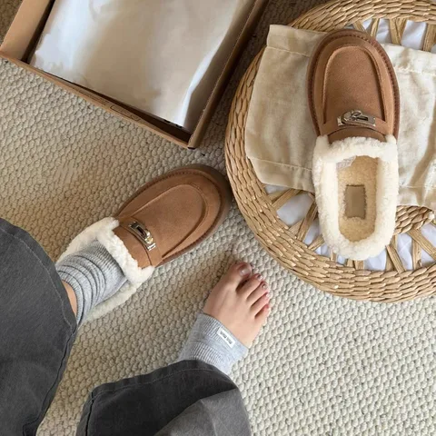 Women's Fur Platform Mule Slippers Closed-Toe Winter Plush Lined Metal Accent Non-Slip Shoes