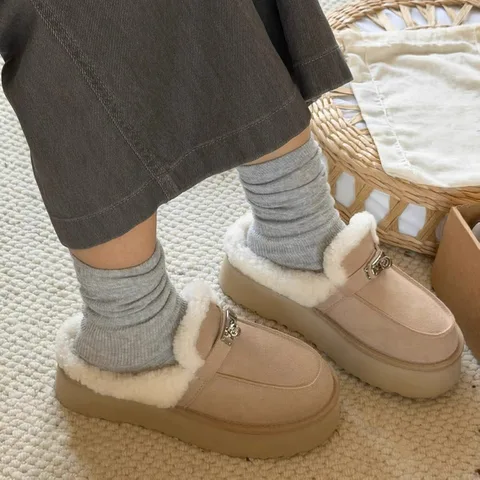 Women's Fur Platform Mule Slippers Closed-Toe Winter Plush Lined Metal Accent Non-Slip Shoes