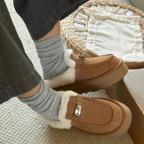 Women's Fur Platform Mule Slippers Closed-Toe Winter Plush Lined Metal Accent Non-Slip Shoes